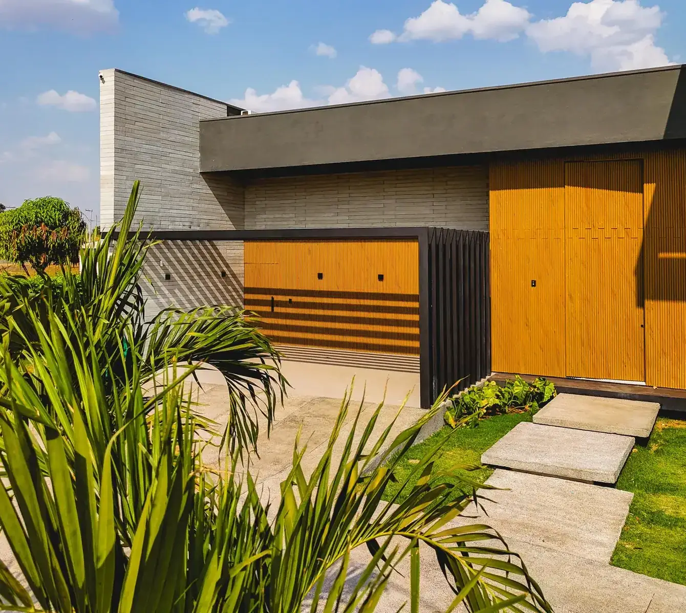 Fachada da Casa Aroeiras em Bela Vista de Goiás, residência de alto padrão da GEFORTE