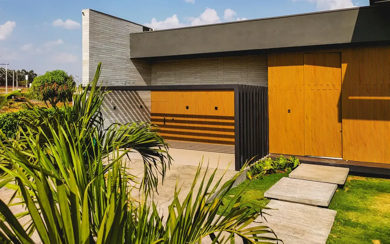 Fachada da Casa Aroeiras em Bela Vista de Goiás, residência de alto padrão da GEFORTE