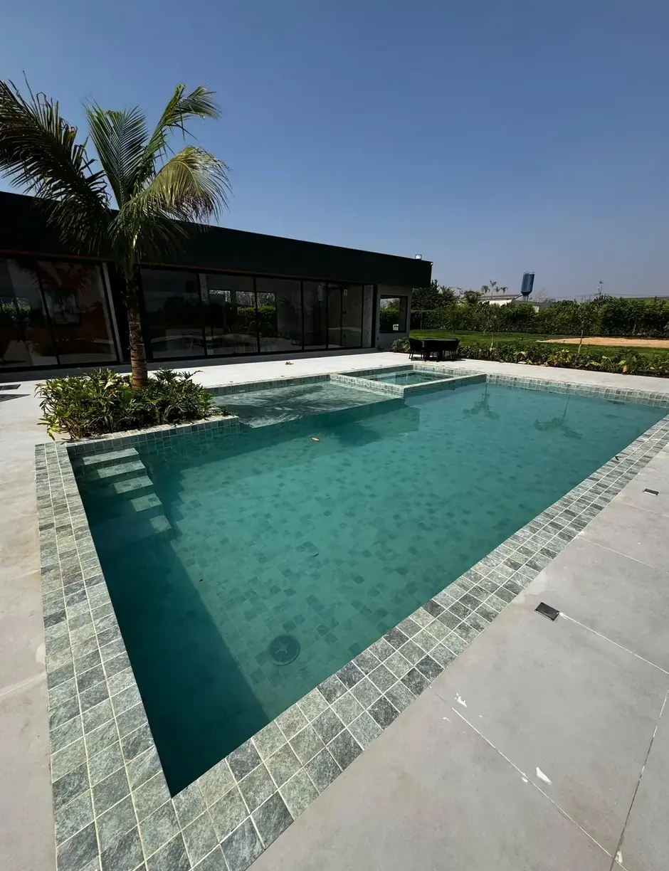 Piscina da Casa Aroeiras com borda em pedra
