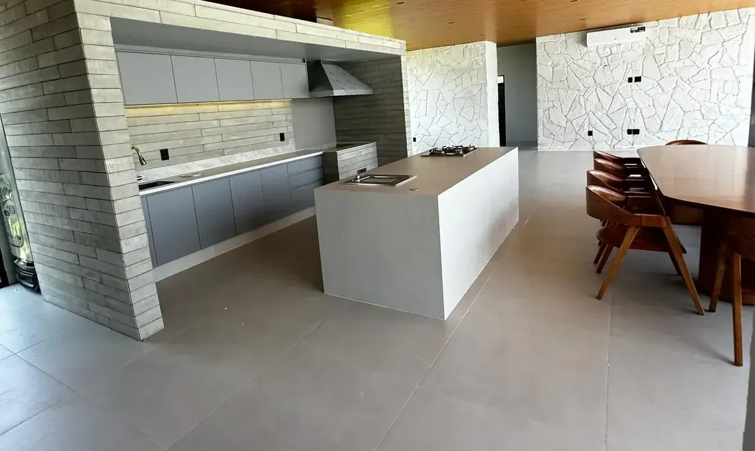 Cozinha da Casa Aroeiras com ilha em pedra