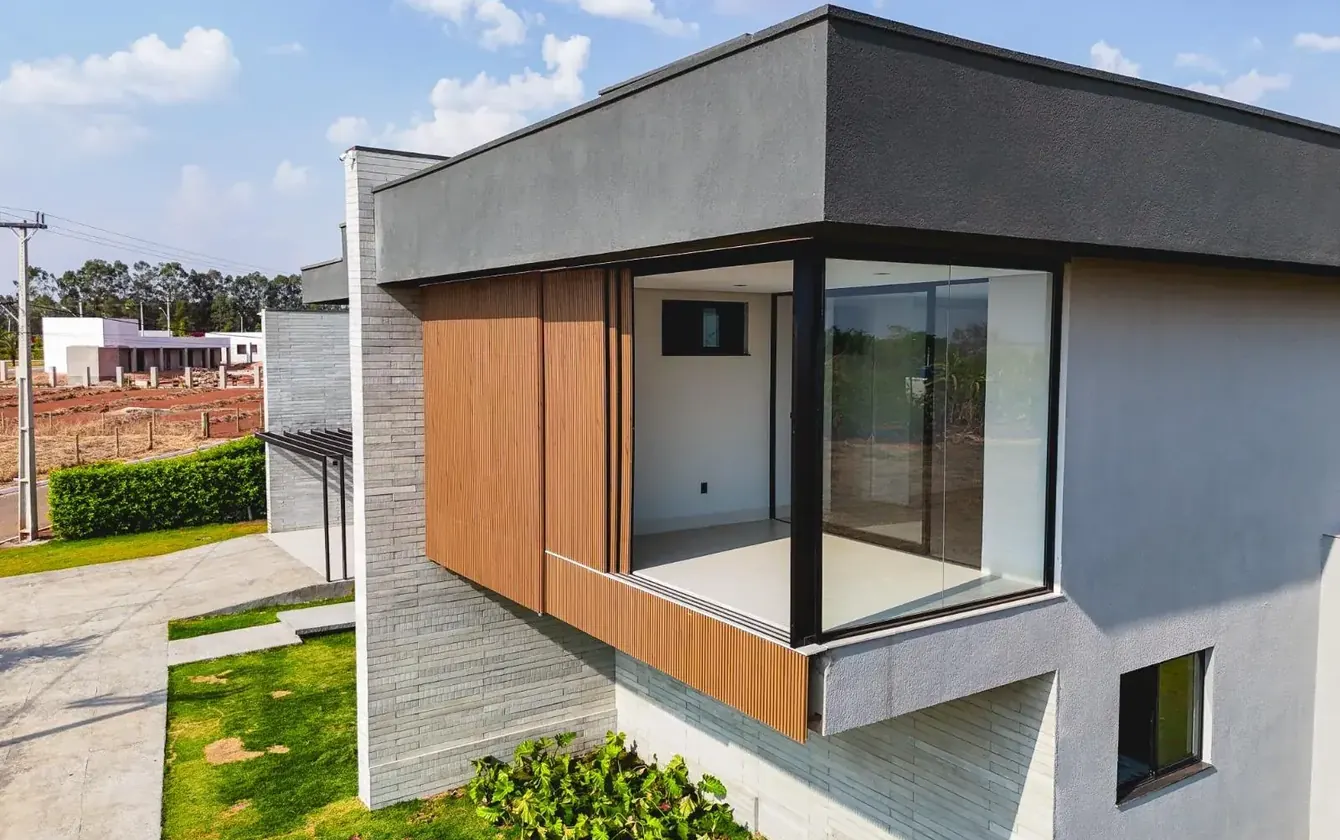 Fachada da Casa Jacarandá em Aparecida de Goiânia com volume em madeira
