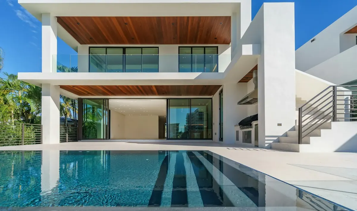 Casa contemporânea com piscina, forro de madeira e grandes esquadrias de vidro, referência para construção de casas de alto padrão em Goiânia