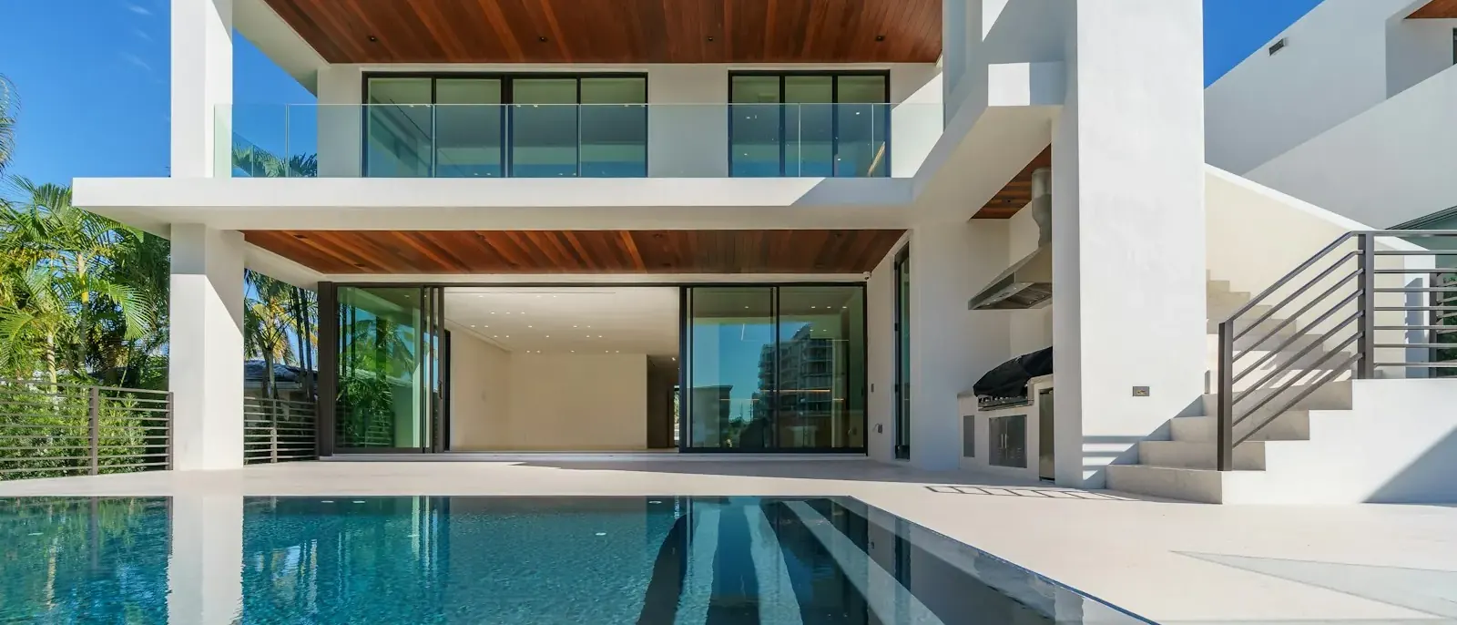 Casa contemporânea com piscina, forro de madeira e grandes esquadrias de vidro, referência para construção de casas de alto padrão em Goiânia