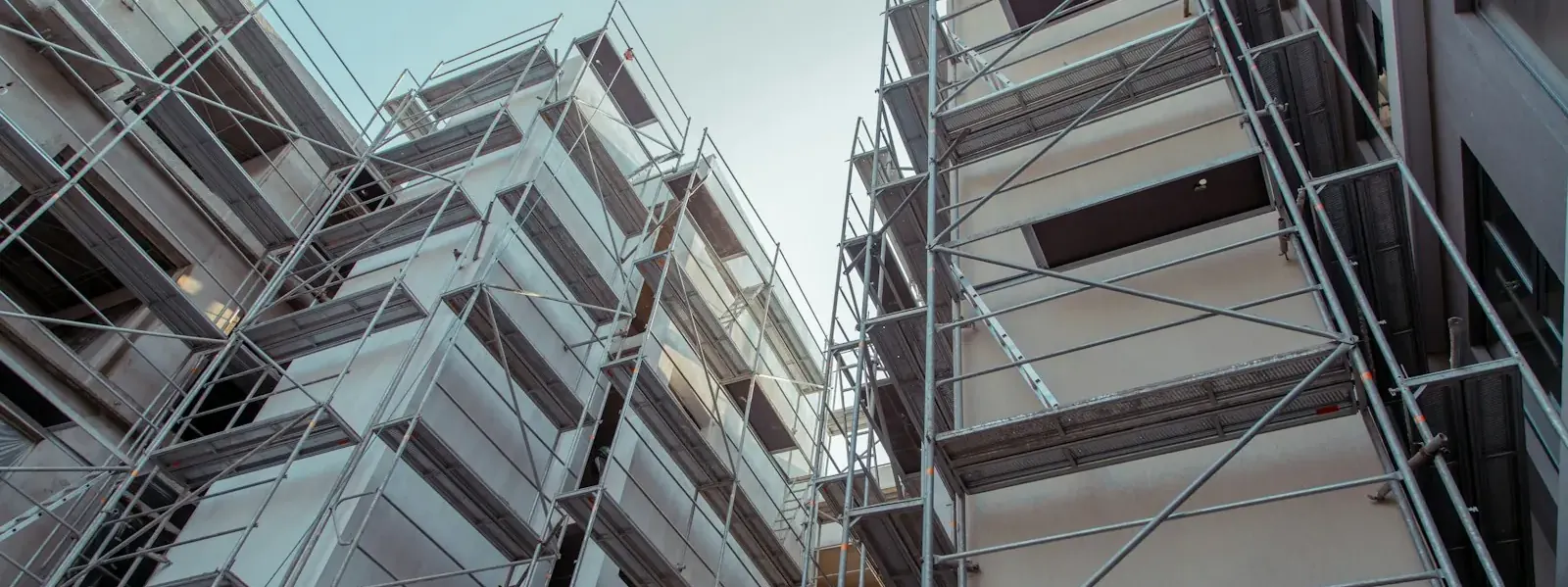 Andaime em fachada de edifício durante serviço de empresa de reformas em Goiânia